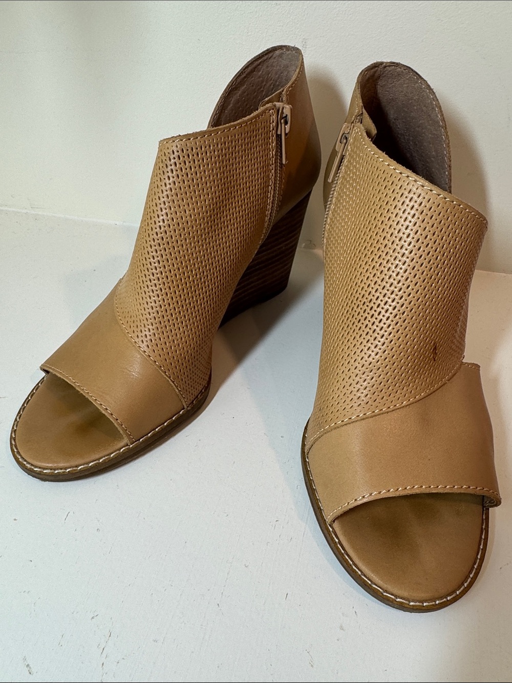 Lucky Brand Jedrek tan open toe wedge heeled zip bootie sandals. 8.5.